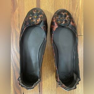 9.5 Tory Burch Minnie Travel Ballet Flat with Logo - Tortoise
